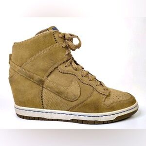 Nike Dunk Sky High Suede Taupe Sneaker